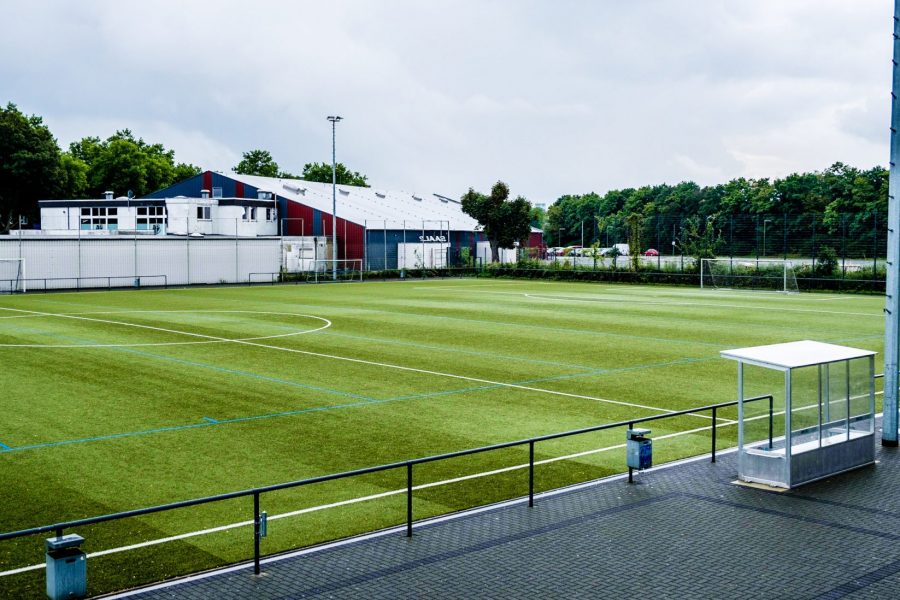 Kunstrasenplatz hinten